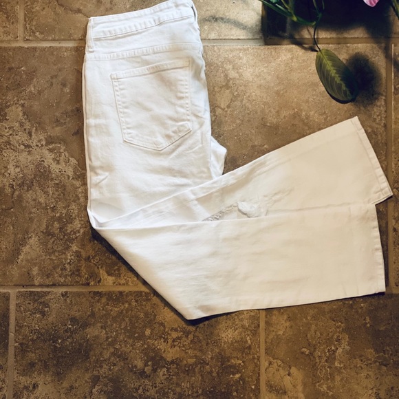 Host Pick 🌟 White Distressed Hidden Jeans - Picture 14 of 16